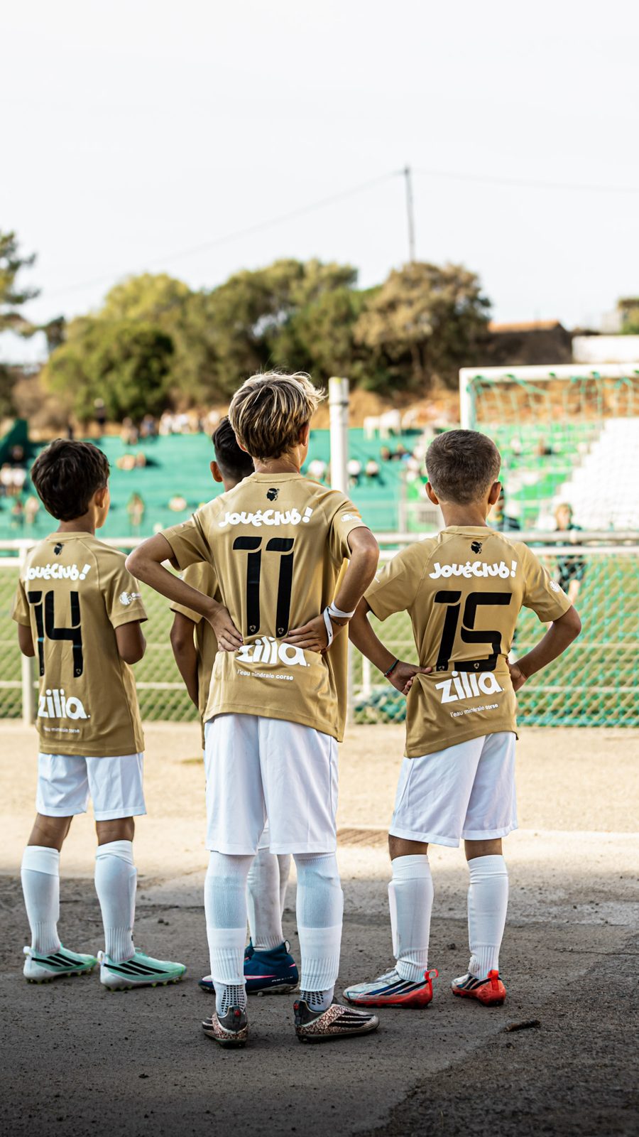 Joueurs de l'Academy foot au bord du terrain