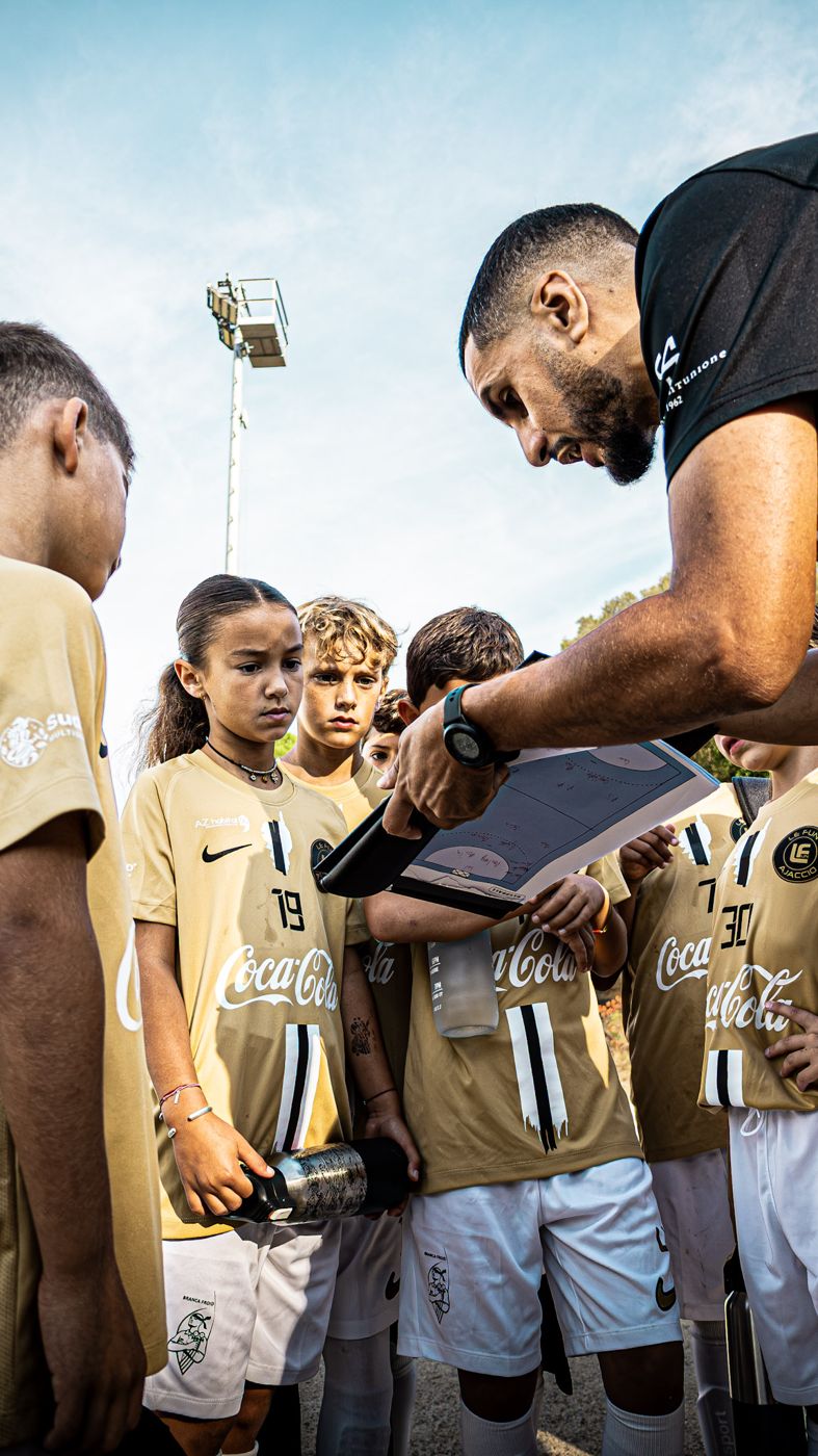 Coach de l'Academy du Fun donnant ses consignes aux jeunes joueurs