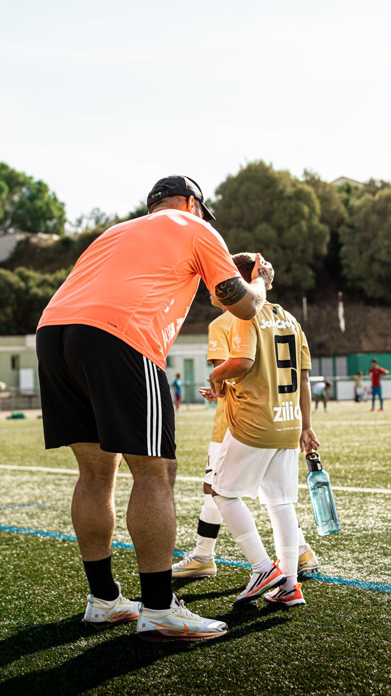 Academy foot : le coach avec un joueur