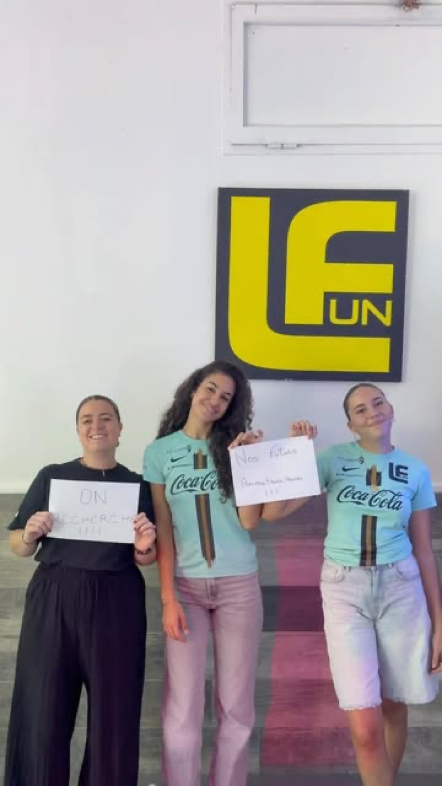 L'équipe du Fun devant le logo