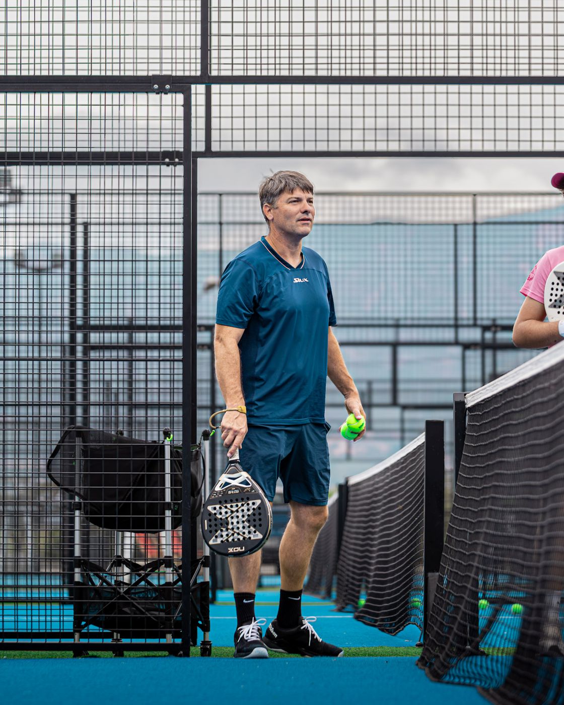 Padel au Fun : le moniteur au filet